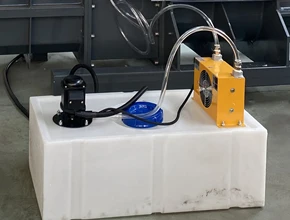 Water cooling tank to prevent foam plasticizing during screw pressing