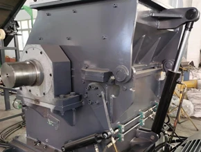 The bearing seat is installed outside the case, and wool felt is used to seal between the spindle and the case. Effectively prevent the crushed materials in the box from entering the bearing, and prolong the service life of the bearing.