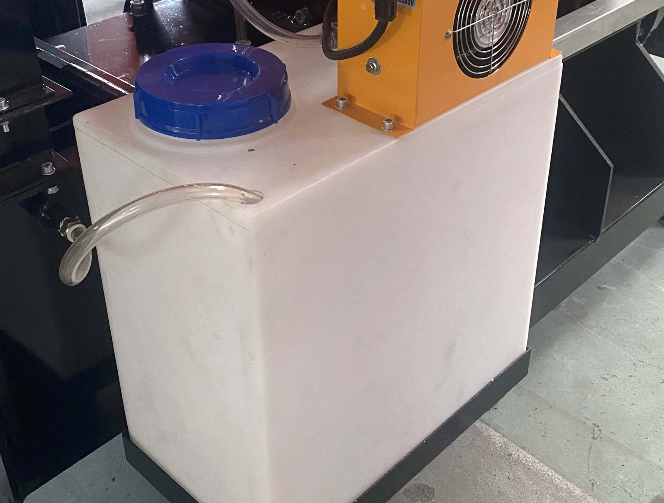 Water cooling tank to prevent foam plasticizing during screw pressing